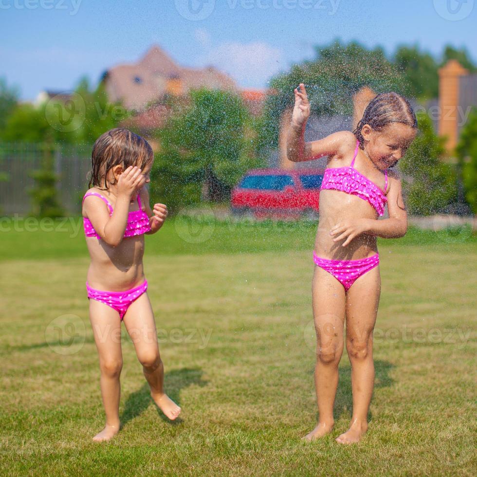 weinig zussen hebben pret in de zomer foto