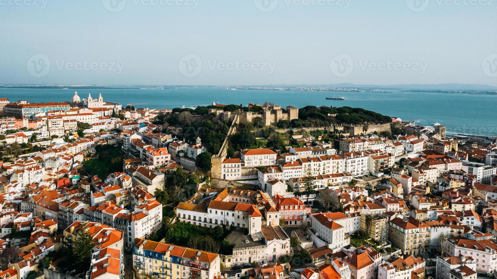 antenne dar visie van st. George kasteel in Lissabon, Portugal met omgeving stadsgezicht foto