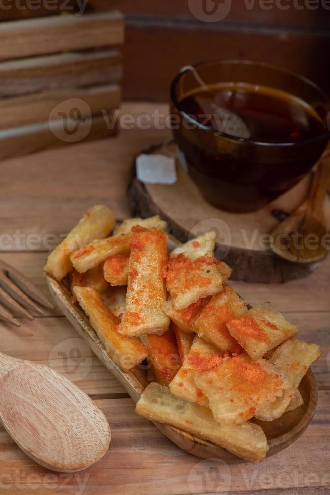 tela tela is een voedsel afkomstig van Indonesië welke is gemaakt van gebakken cassave en besprenkeld met balado kruiderij poeder foto