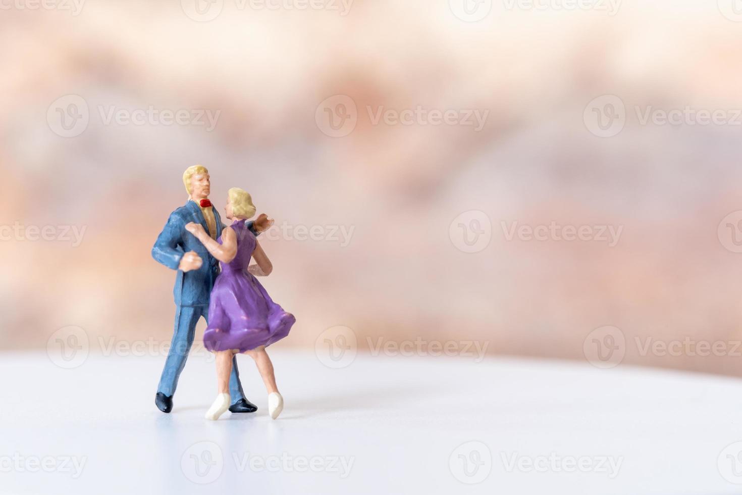 miniatuur paar dansen Aan dans verdieping , Internationale dans dag concept foto