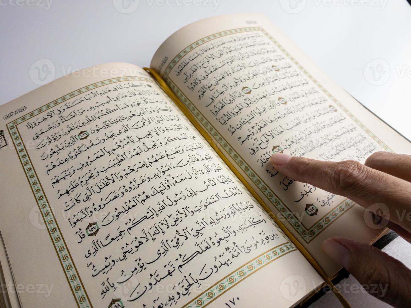 lezing al koran en draaien bladzijde van koran bovenstaand sajadah bidden mat geïsoleerd Aan wit ruimte. geselecteerd focus foto