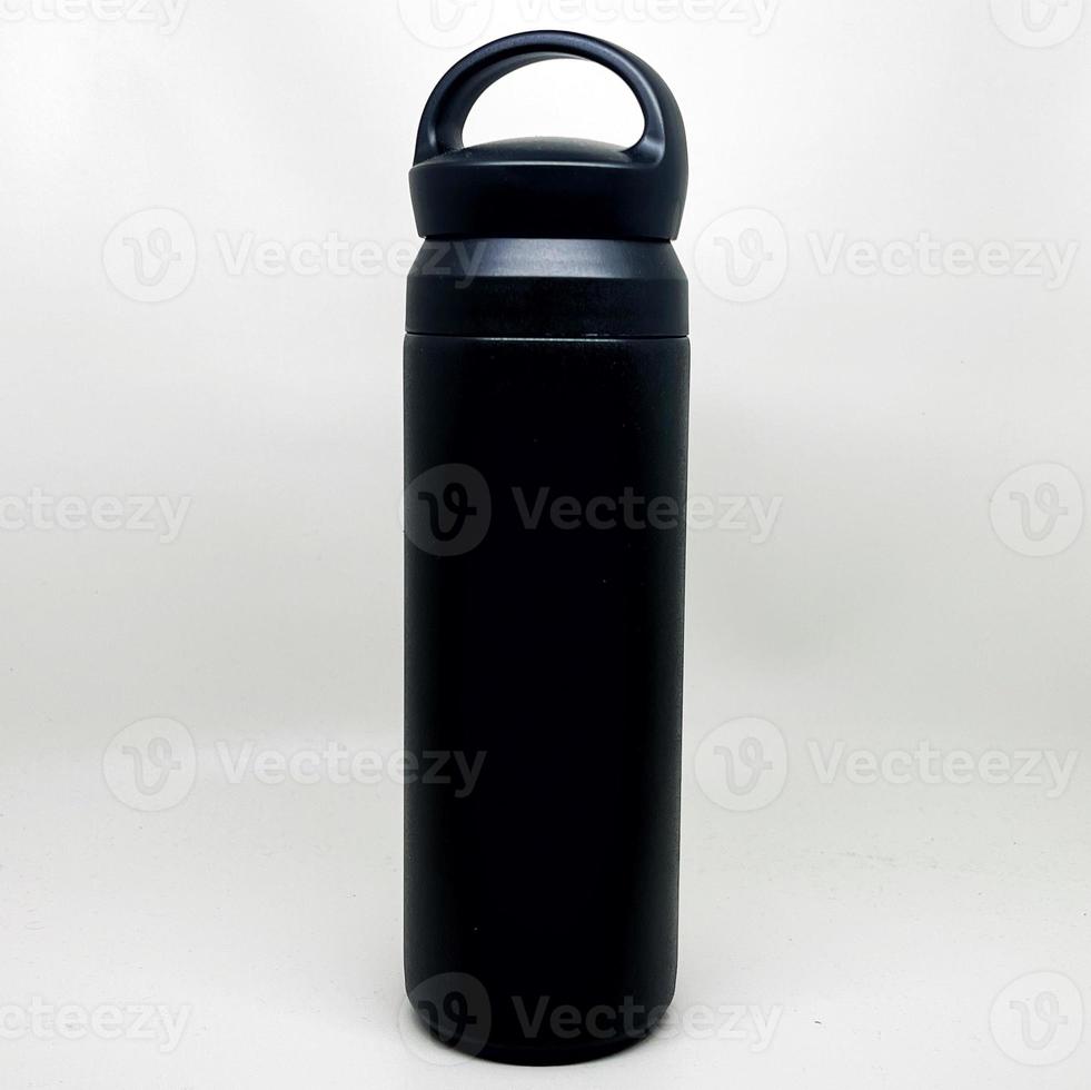 detailopname van zwart herbruikbaar staal metaal thermo water fles, geïsoleerd Aan wit achtergrond foto
