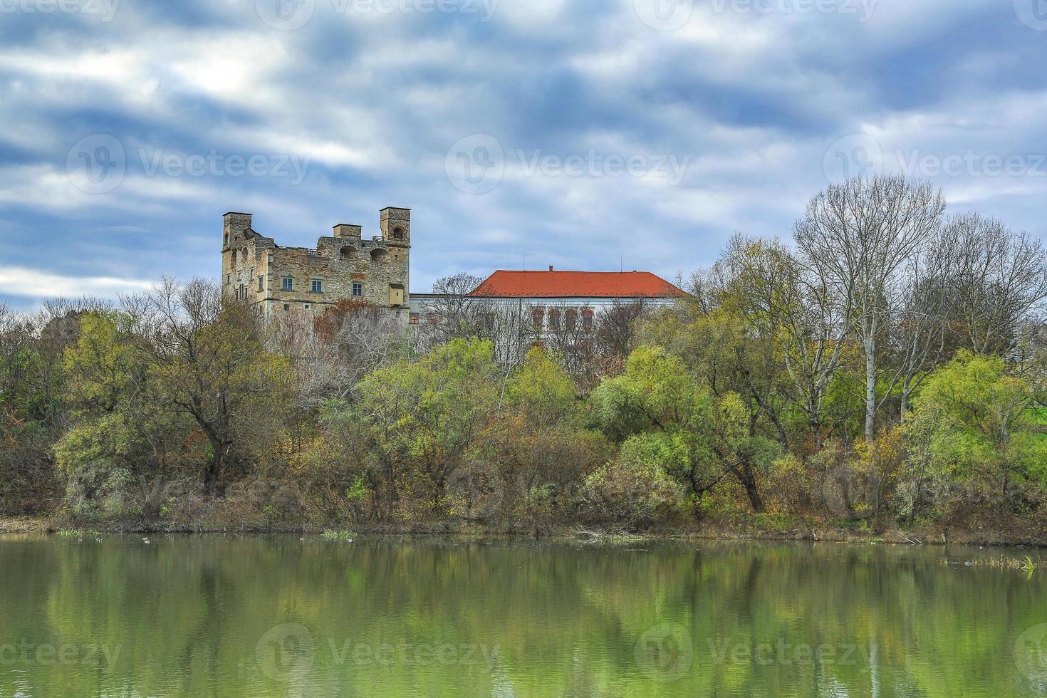 rivier- bodrog met de kasteel van de rakoczi's foto