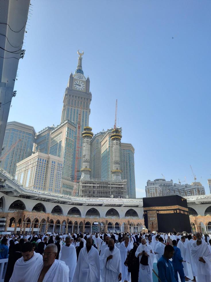 mekka, saudi Arabië, jan 2023 - pelgrims van allemaal over- de wereld zijn het uitvoeren van tawaf in masjid al haram in mekka. foto