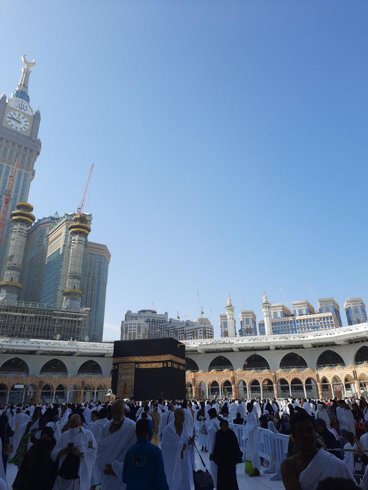 mekka, saudi Arabië, jan 2023 - pelgrims van allemaal over- de wereld zijn het uitvoeren van tawaf in masjid al haram in mekka. foto