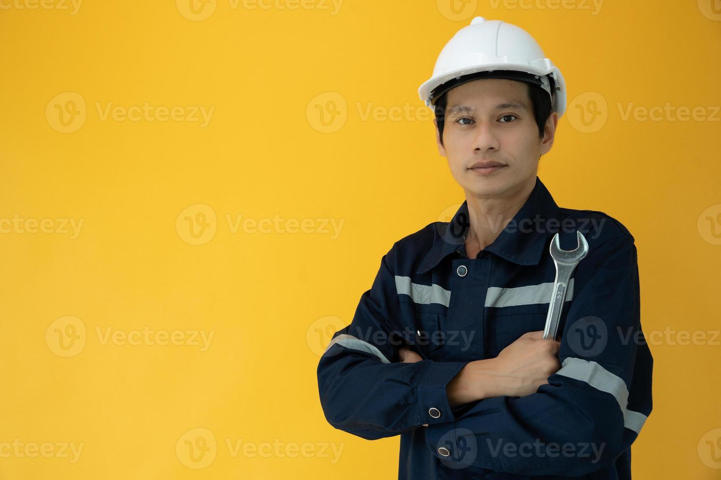 ingenieurs slijtage veiligheid Aan kleur terug grond. de inspecteurs gekruiste hun armen trots in de ingenieur project dat ze nam de verantwoordelijkheid van inspecteren. onderhoud foto