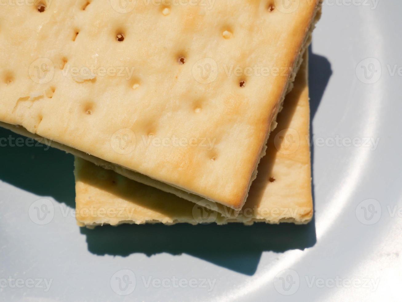 detailopname van crackers gestapeld Aan een bord foto