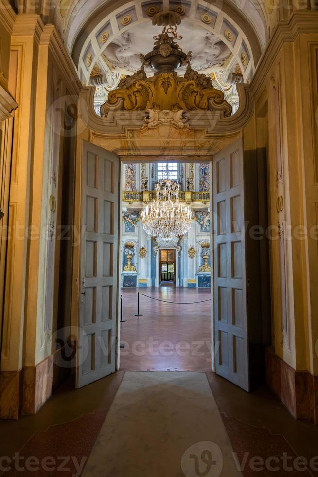 Italië, stupinigi - luxe interieur van Koninklijk paleis met barok ontwerp en venster foto