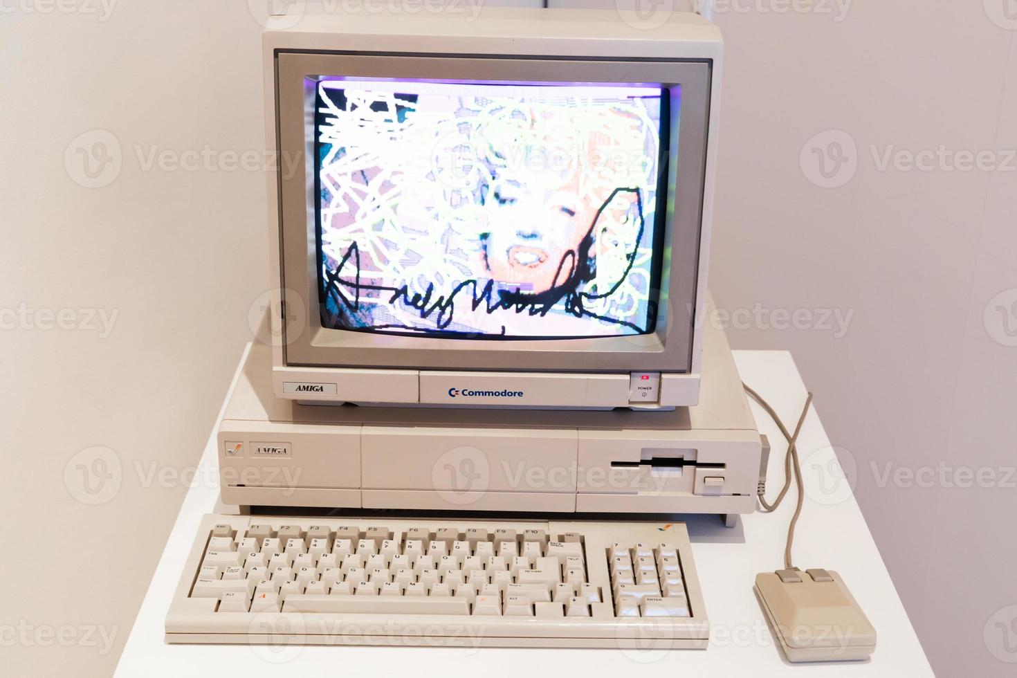 computer commodore amiga 1000 met floppy schijf en muis foto