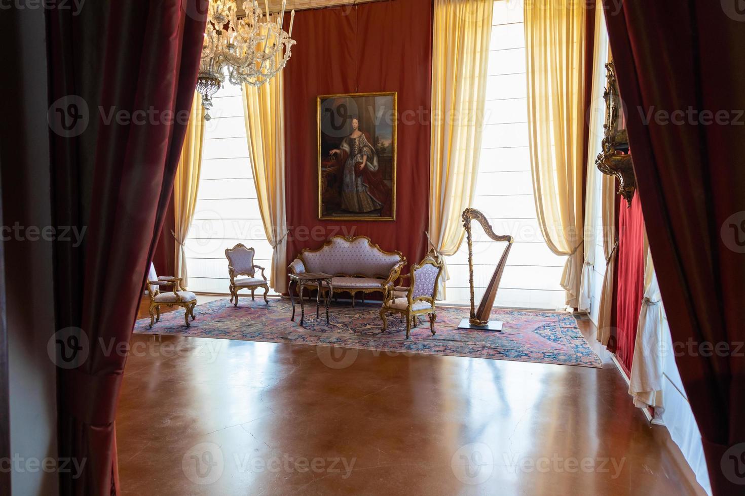 venaria echt, Italië - luxe interieur, oud Koninklijk paleis. perspectief met harp, venster en barok decoratie. foto