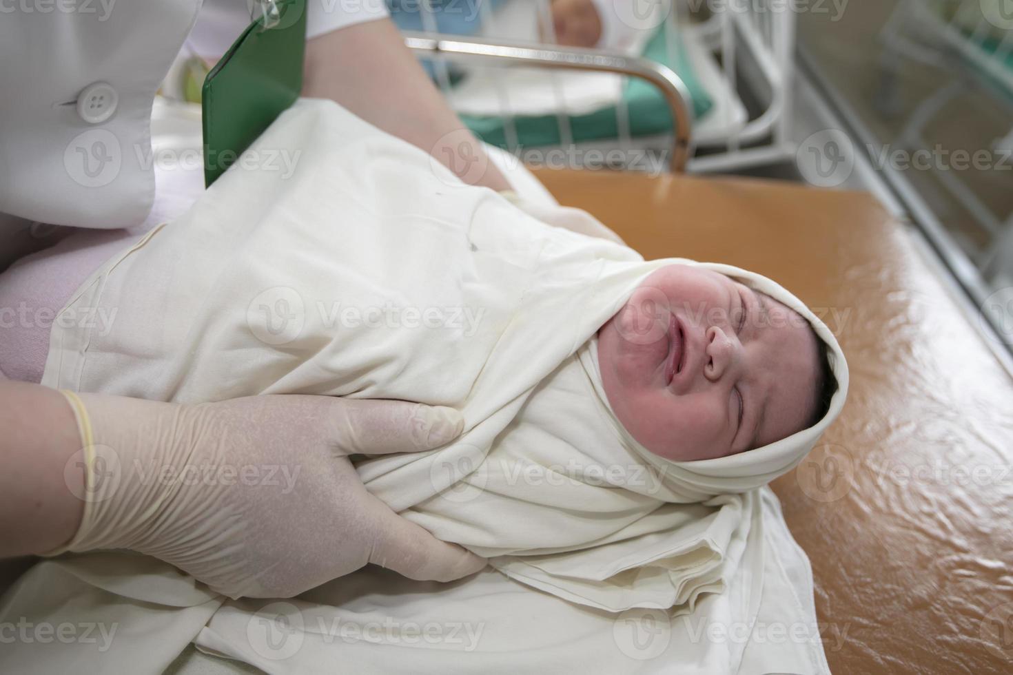 neonatologie. een pasgeboren in een speciaal broedmachine. medisch personeel zorgzaam voor een pasgeboren in de ziekenhuis. foto