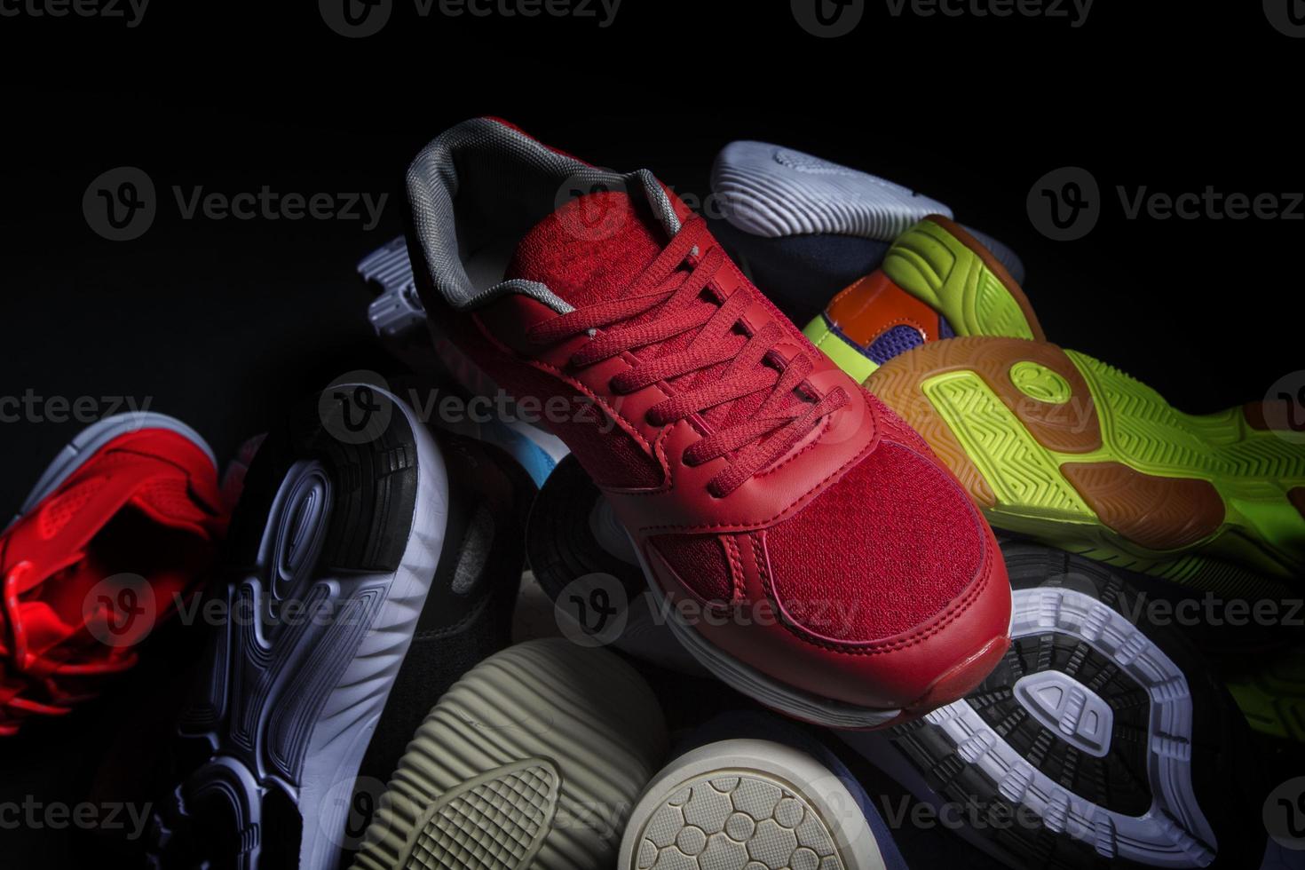 sport schoenen. divers sportschoenen Aan een donker achtergrond. foto