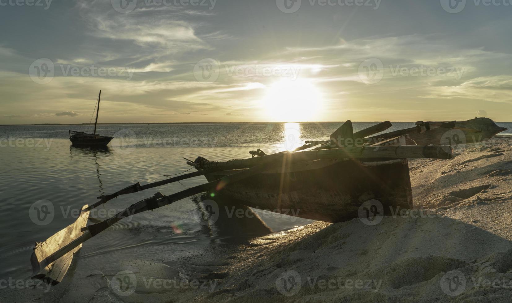 een traditioneel waterscooters Aan de kust van zanzibar. foto