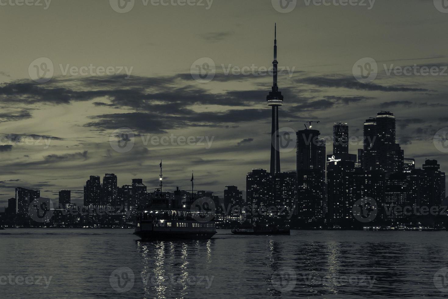 een passagier veerboot kruisen meer Ontario Bij schemer tussen centrum eiland en toronto. foto