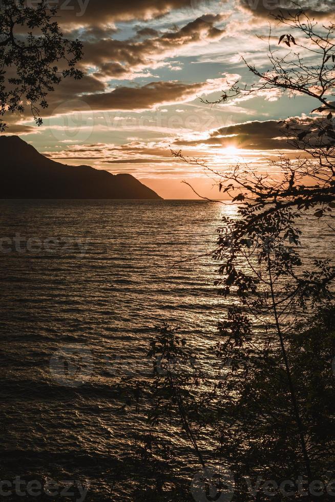 majestueus visie van de meer Genève gedurende zonsondergang foto