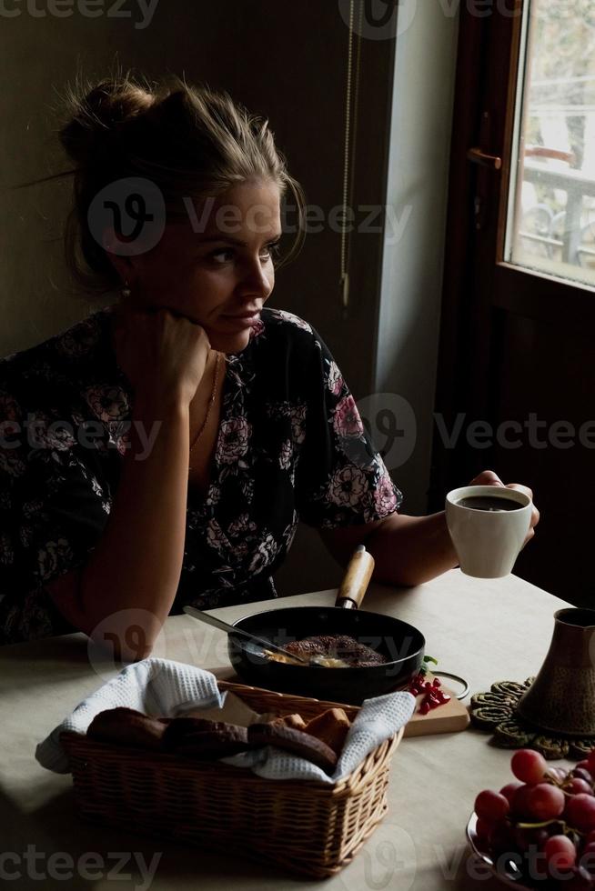 meisje hebben ontbijt in de keuken vroeg in de ochtend- foto