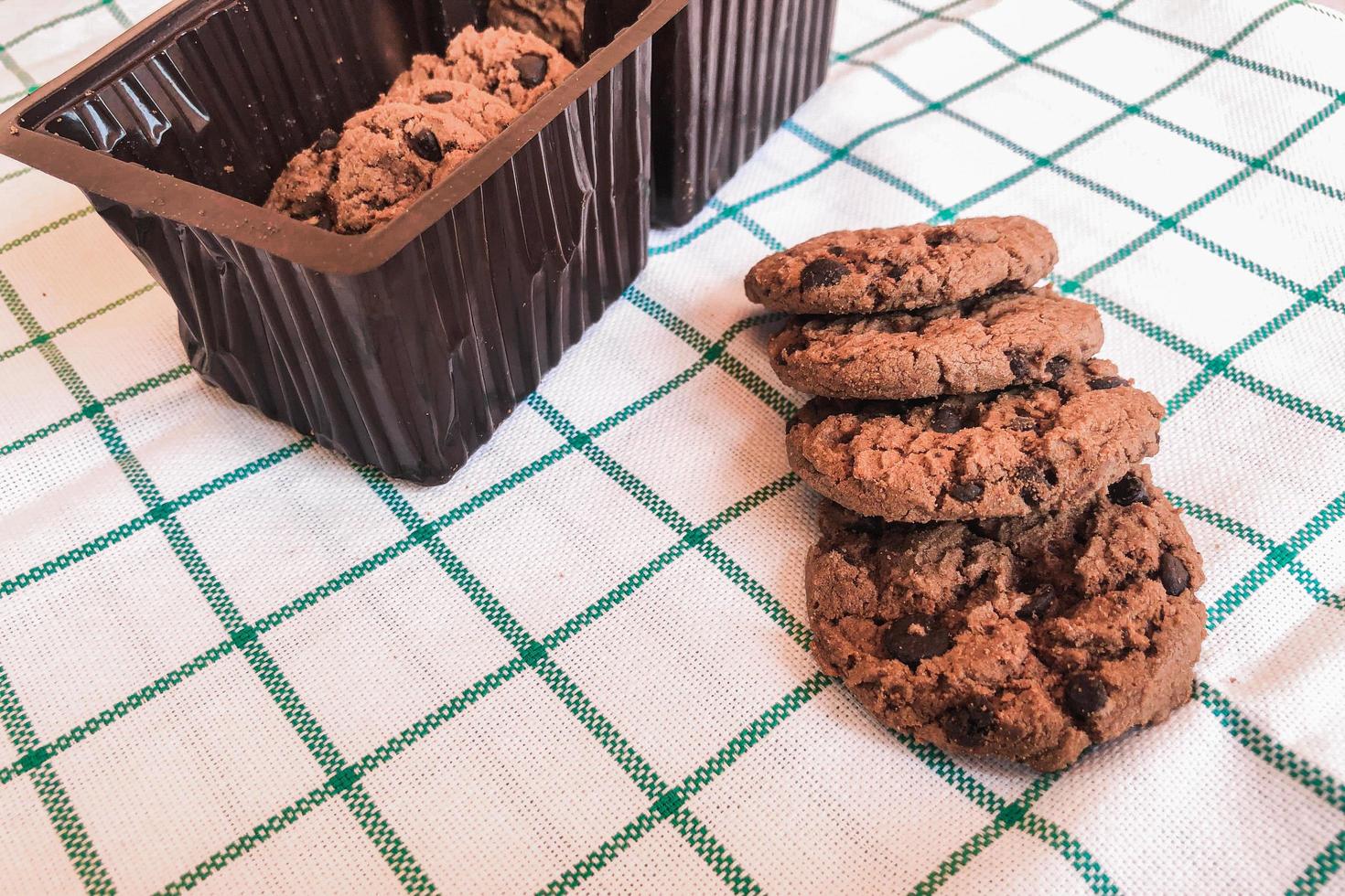 chocoladekoekjes op doekachtergrond foto