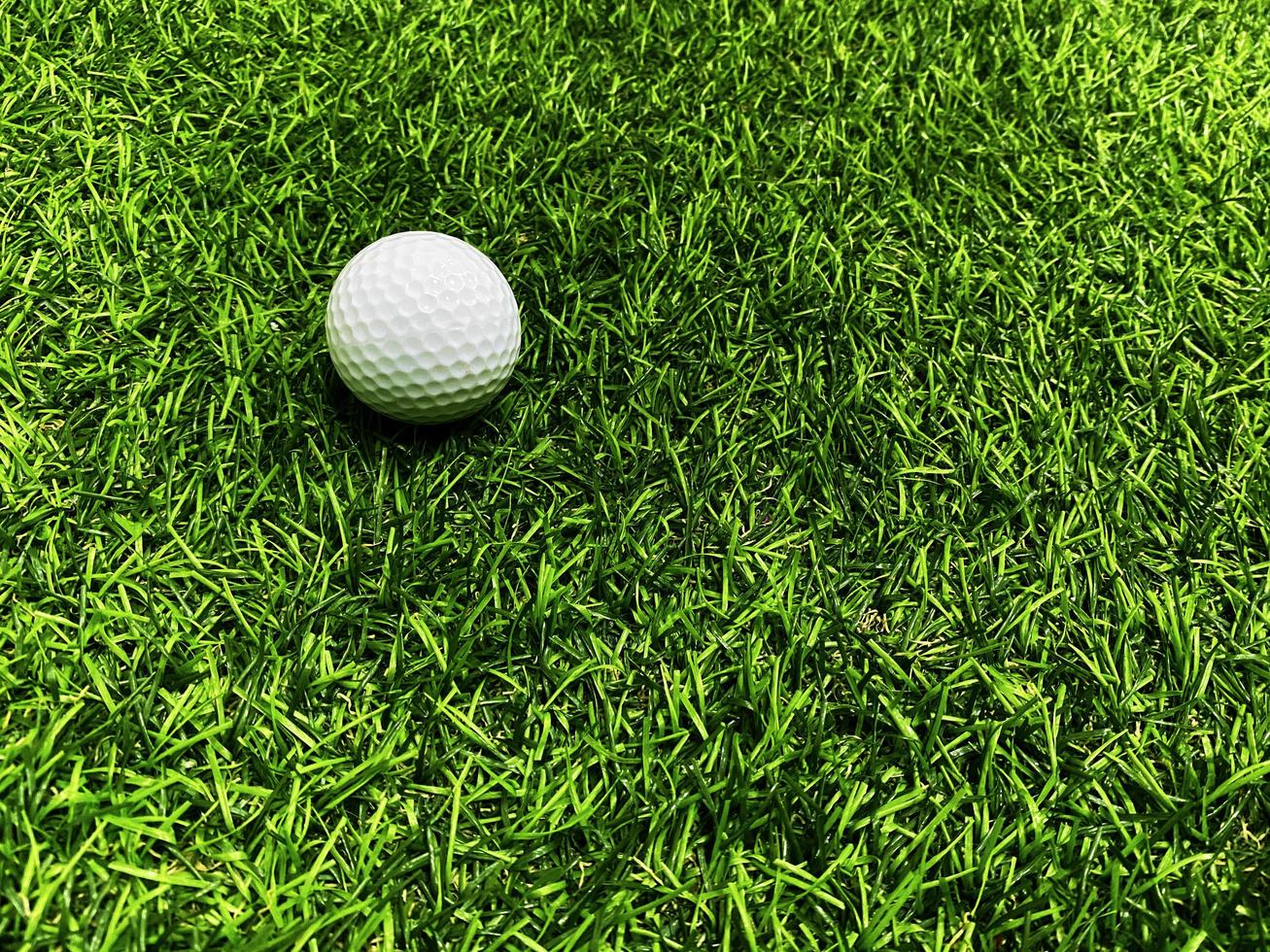 golf bal dichtbij omhoog Aan groen gras Aan wazig mooi landschap van golf achtergrond.concept Internationale sport dat vertrouwen Aan precisie vaardigheden voor Gezondheid ontspanning. foto