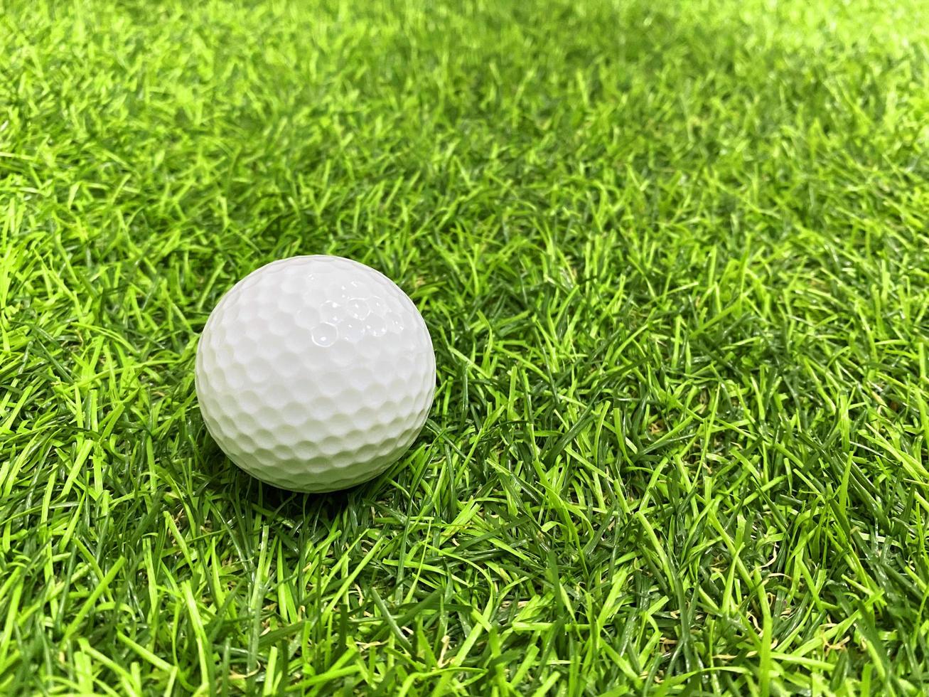 golf bal dichtbij omhoog Aan groen gras Aan wazig mooi landschap van golf Cursus met zonsopgang zonsondergang tijd Aan achtergrond.concept Internationale sport dat vertrouwen Aan precisie vaardigheden voor Gezondheid ontspanning. foto