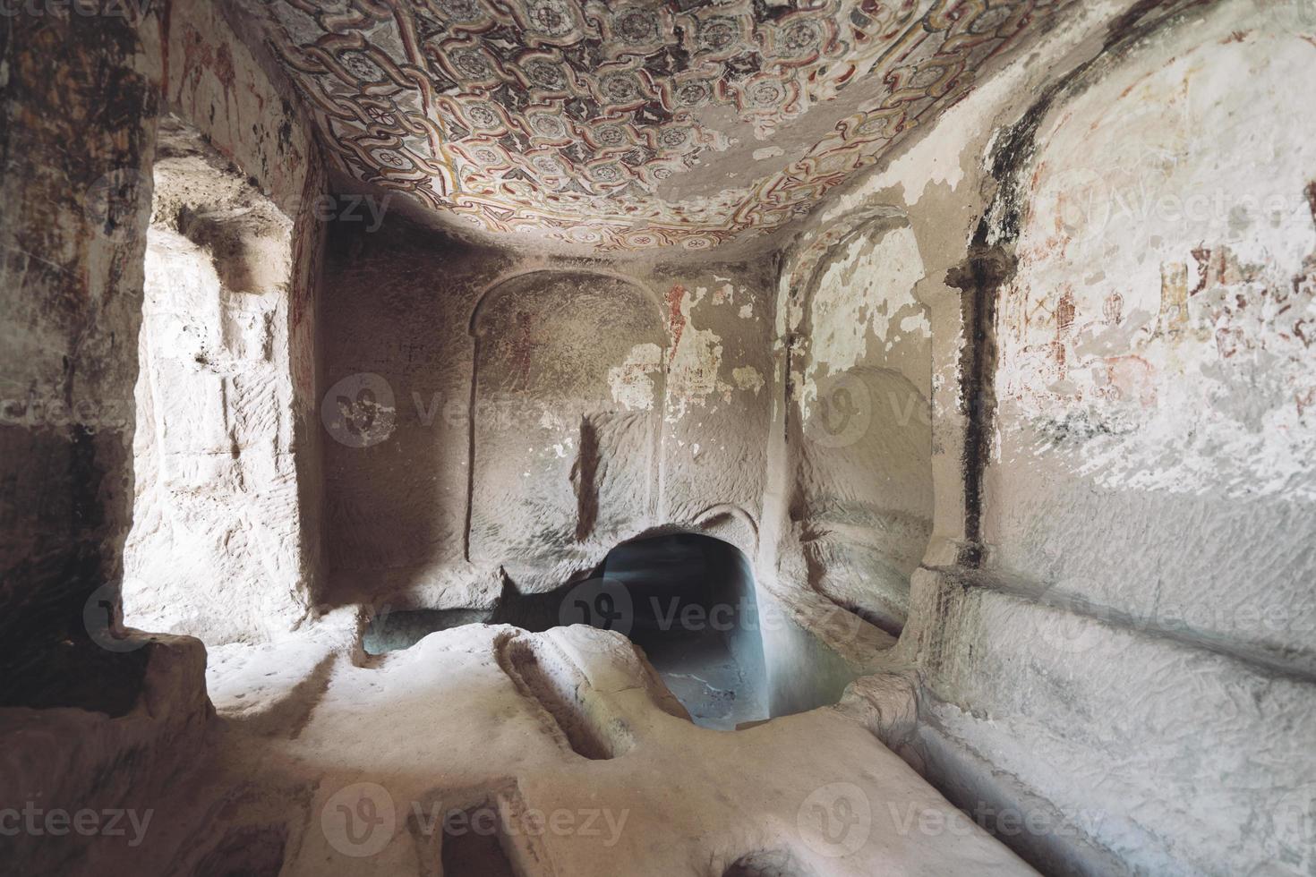 een grot kerk in cappadocia met inscripties Aan de muren, fresco's van de begin van Christendom. foto