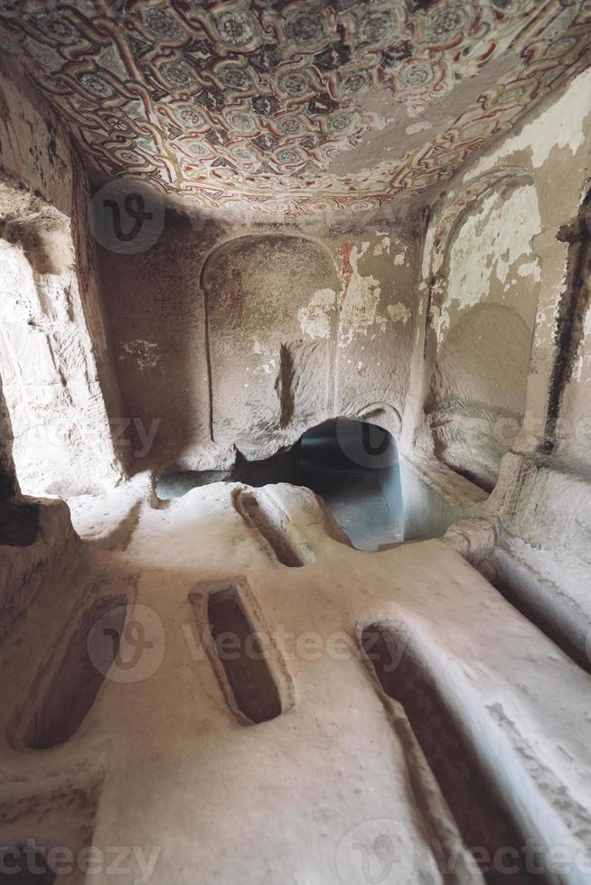 een grot kerk in cappadocia met inscripties Aan de muren, fresco's van de begin van Christendom. foto