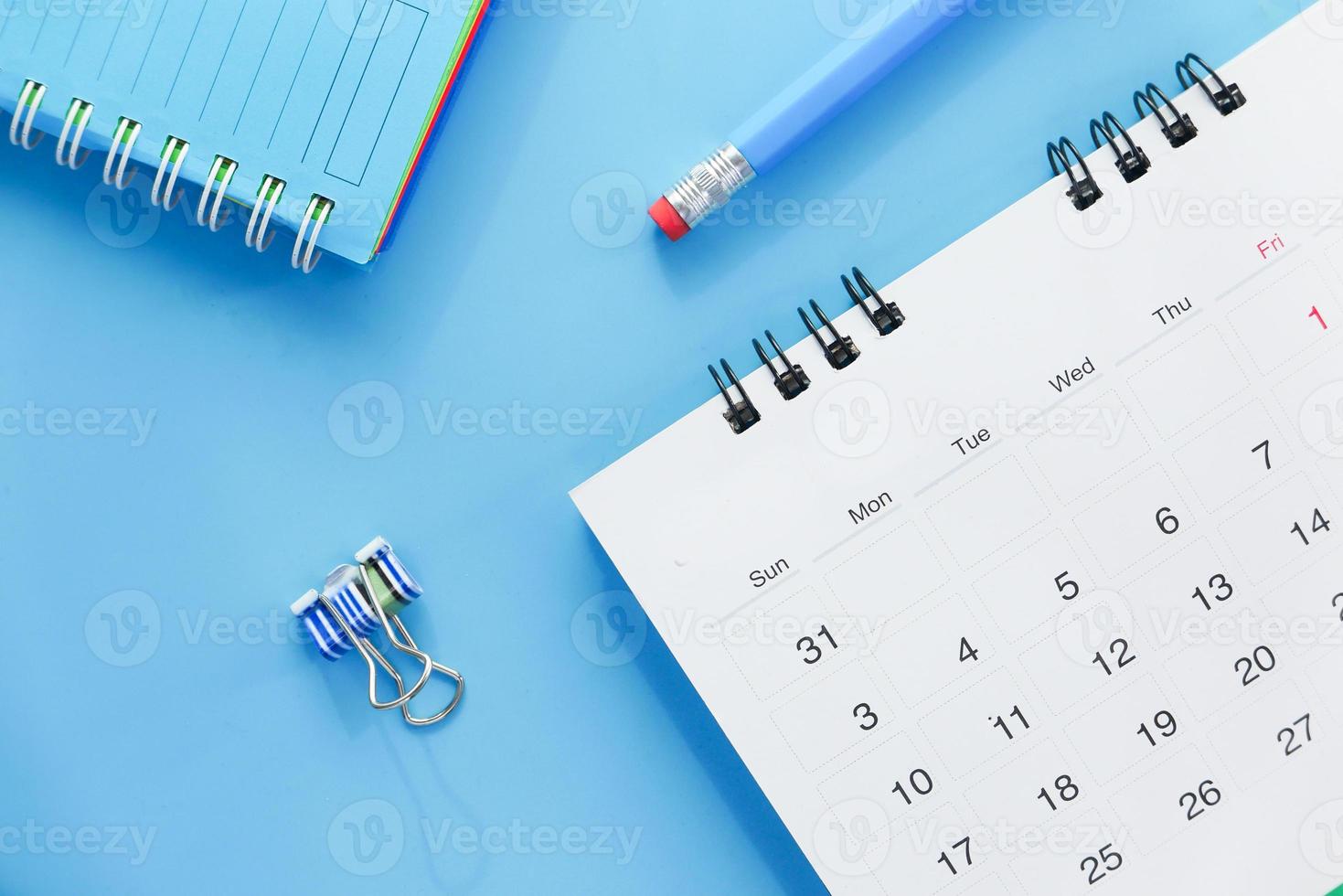 kalender en potlood op blauwe achtergrond foto
