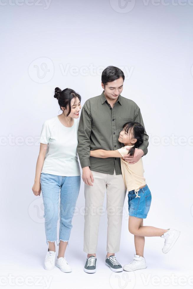beeld van Aziatisch familie Aan achtergrond foto