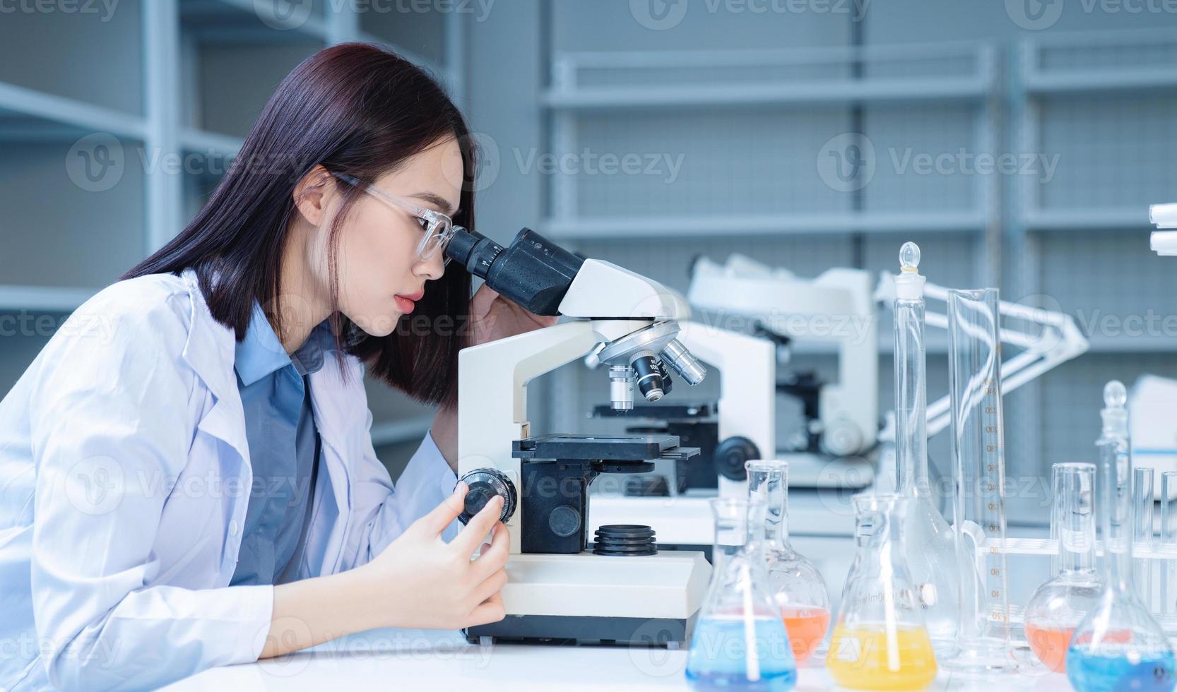 beeld van jong Aziatisch vrouw werken in de laboratorium foto