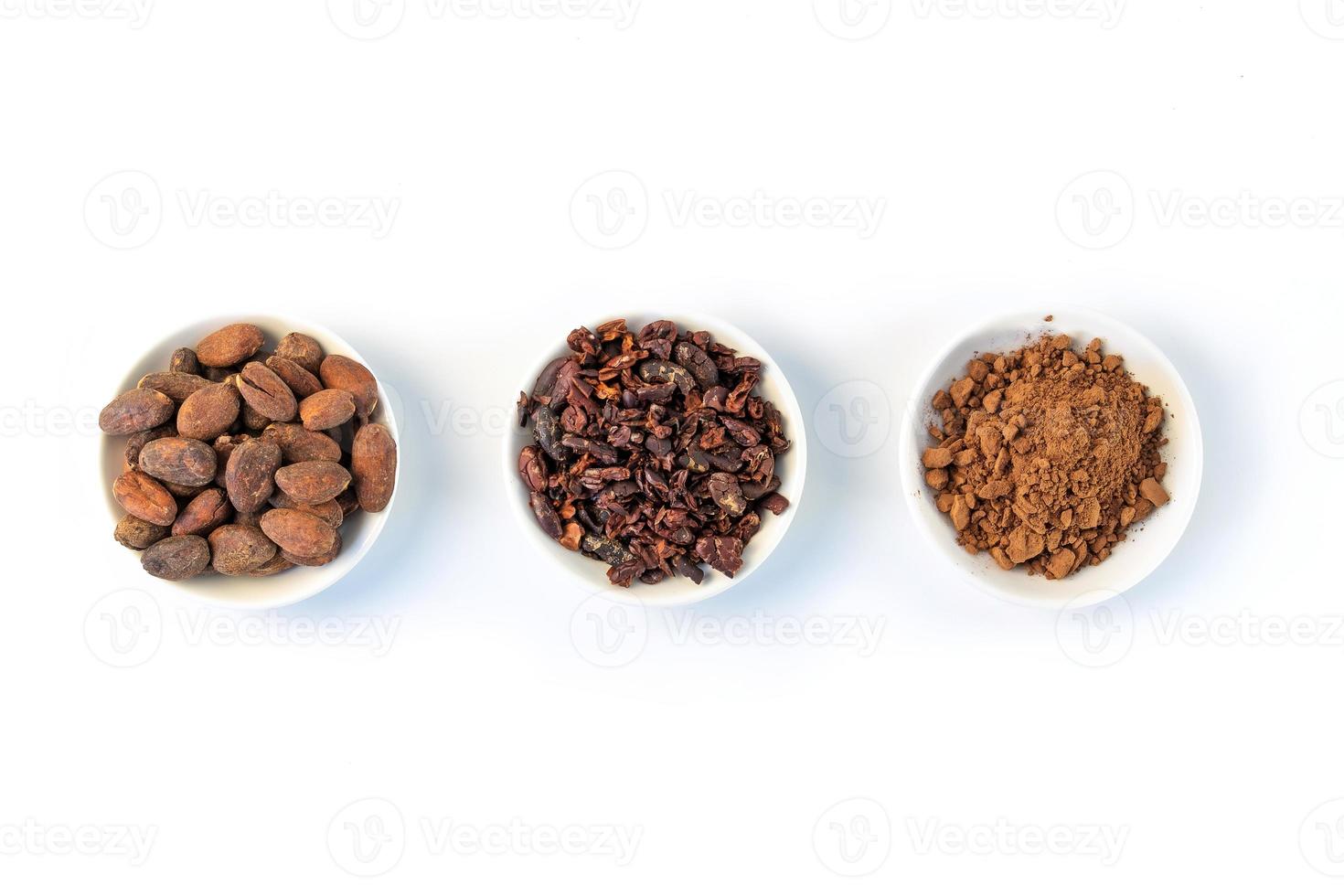 cacaobonenzaden, cacaobonen en cacaopoeder op witte achtergrond foto