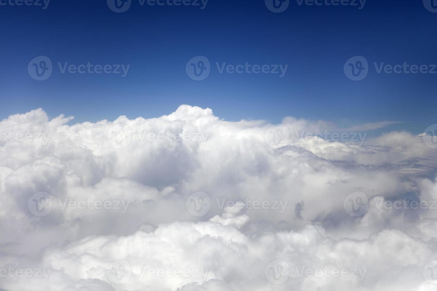 boven de witte wolken foto