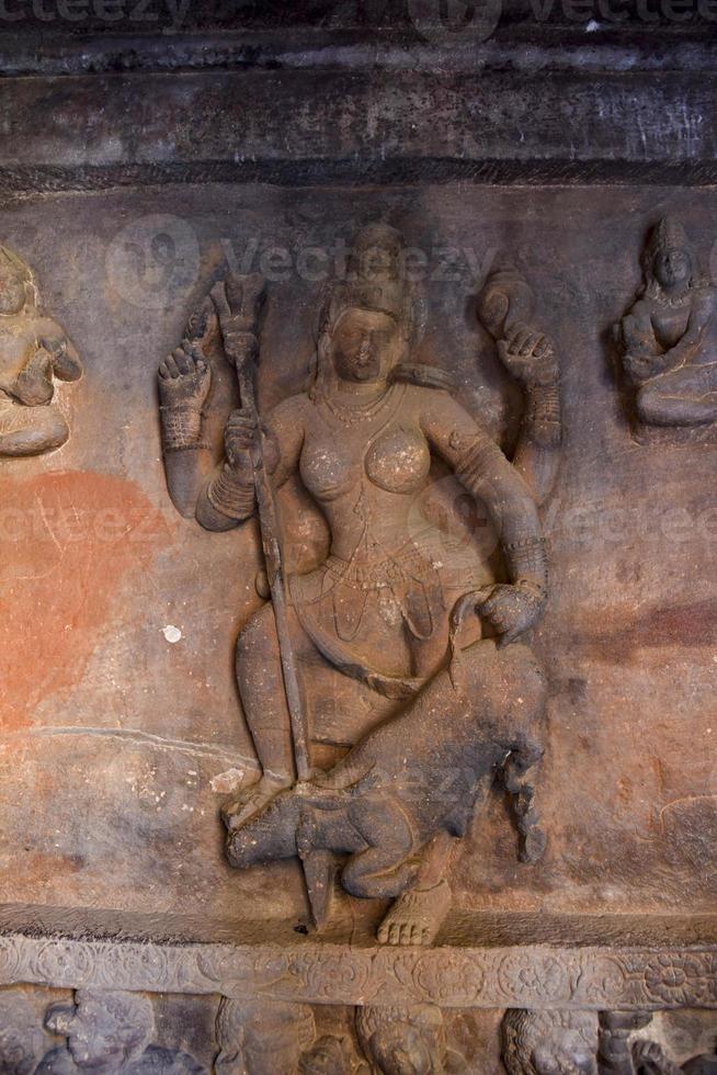 beeldhouwwerk in grot 1 Bij badami, van godin durga doden mahishasura foto