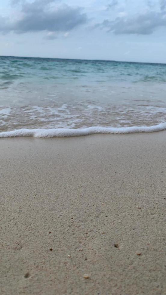 rekken van wit zand Aan de strand foto