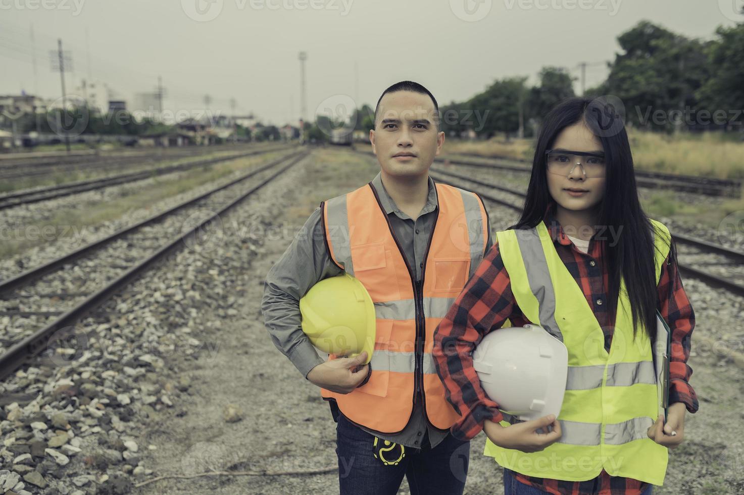 twee ingenieur werken Bij trein station, werk samen gelukkig, help elk andere analyseren de probleem, overleg over ontwikkeling richtlijnen foto