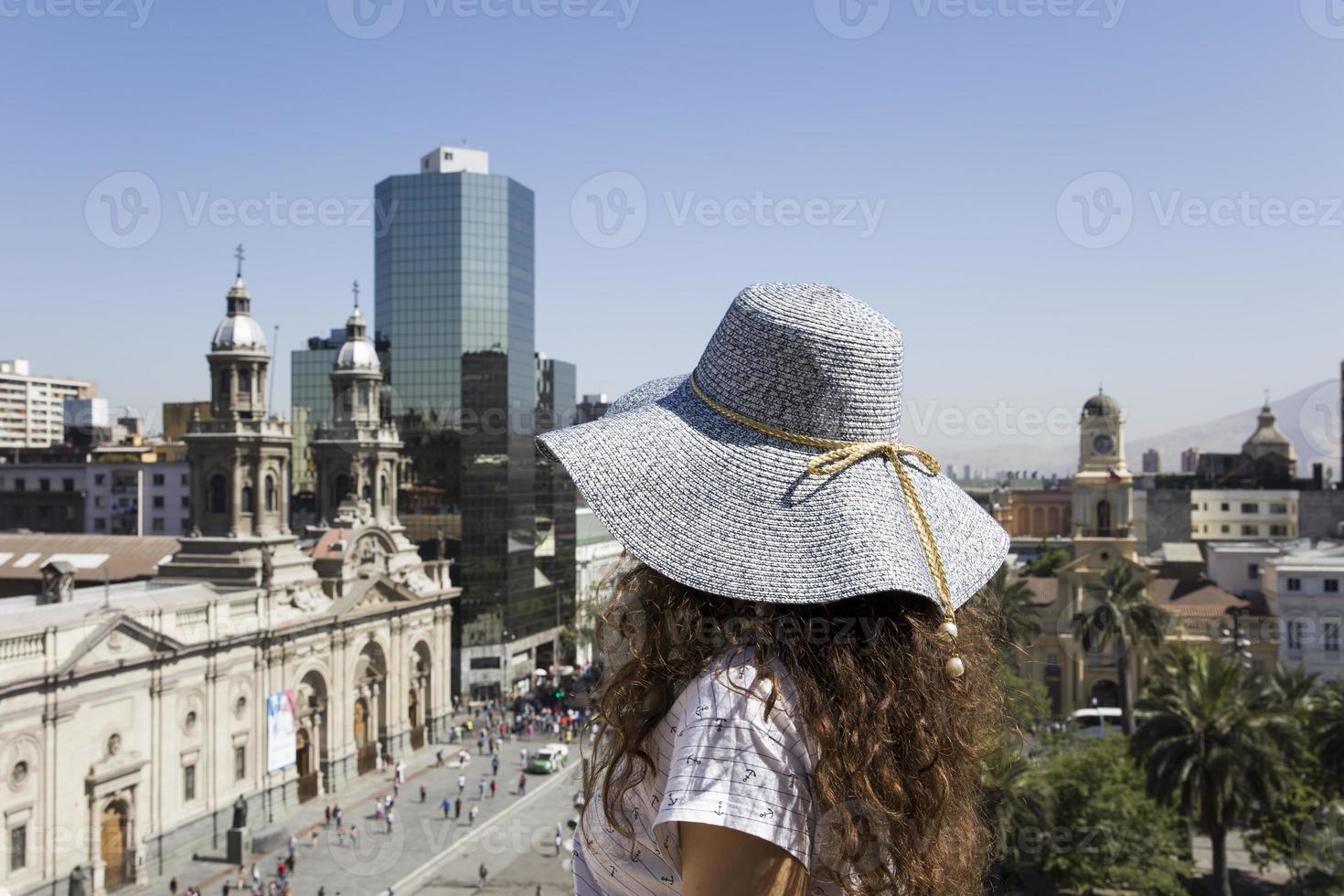 jonge vrouw met hoed kijken naar Santiago, Chili foto