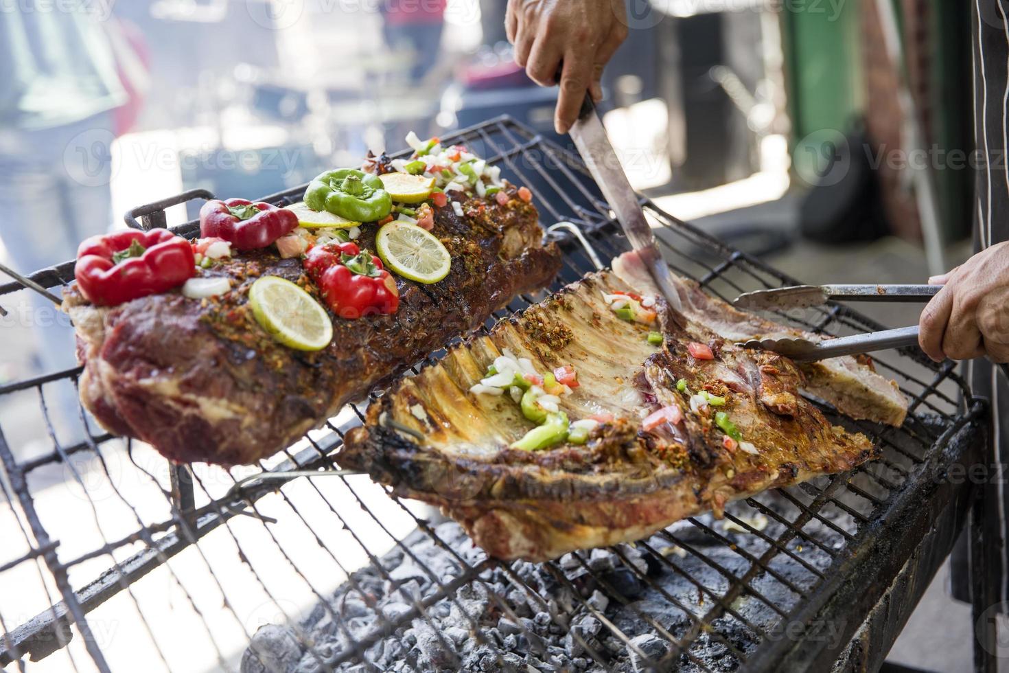 geroosterd vlees gekookt op een buitengrill foto