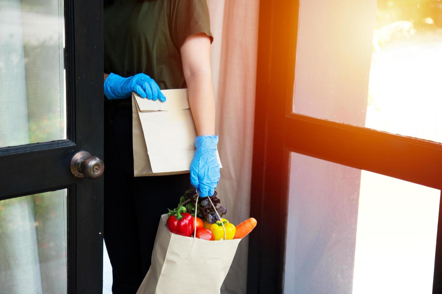 foodserviceproviders die maskers en handschoenen dragen. thuisblijven vermindert de verspreiding van het covid-19-virus foto