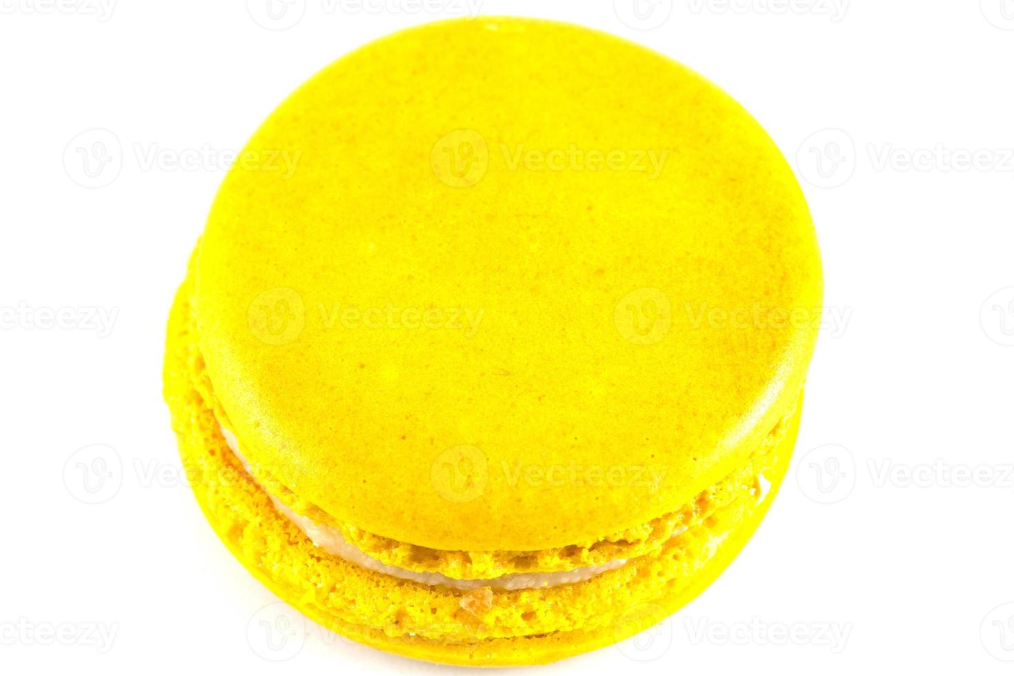 gele macaron geïsoleerd op wit foto