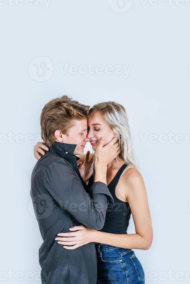 portret van gelukkige jonge paar verliefd samen in de studio foto