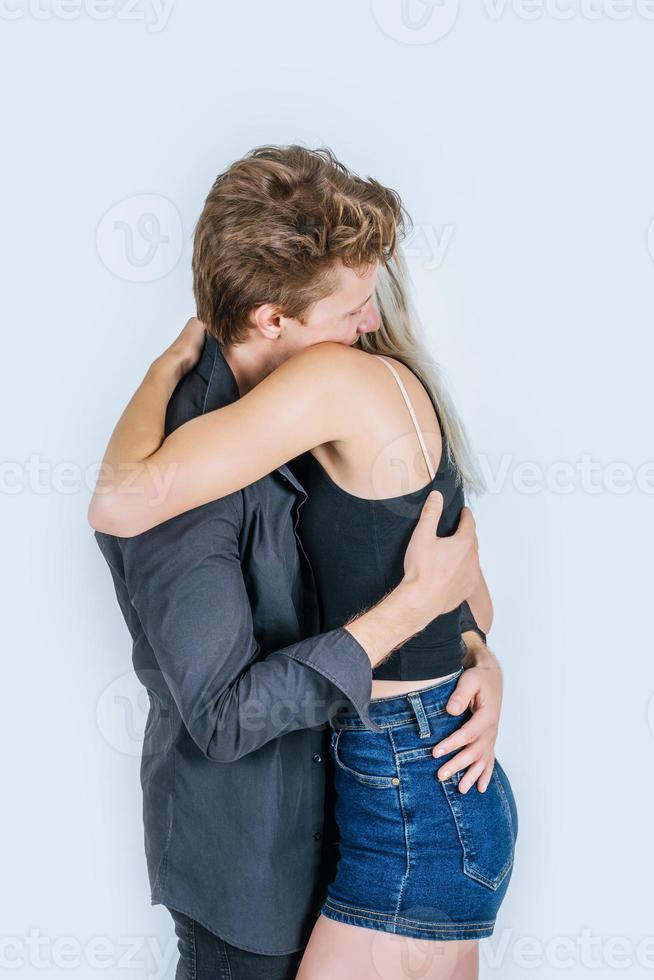 portret van gelukkige jonge paar liefde samen in de studio foto