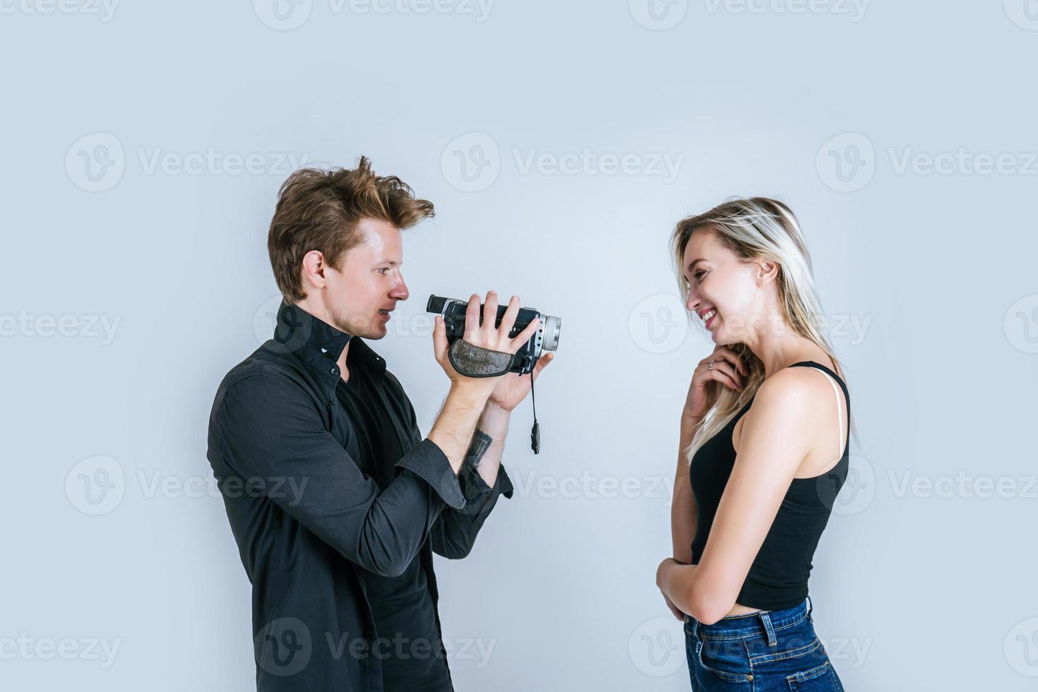 gelukkig portret van een paar videocamera houden en een video opnemen foto