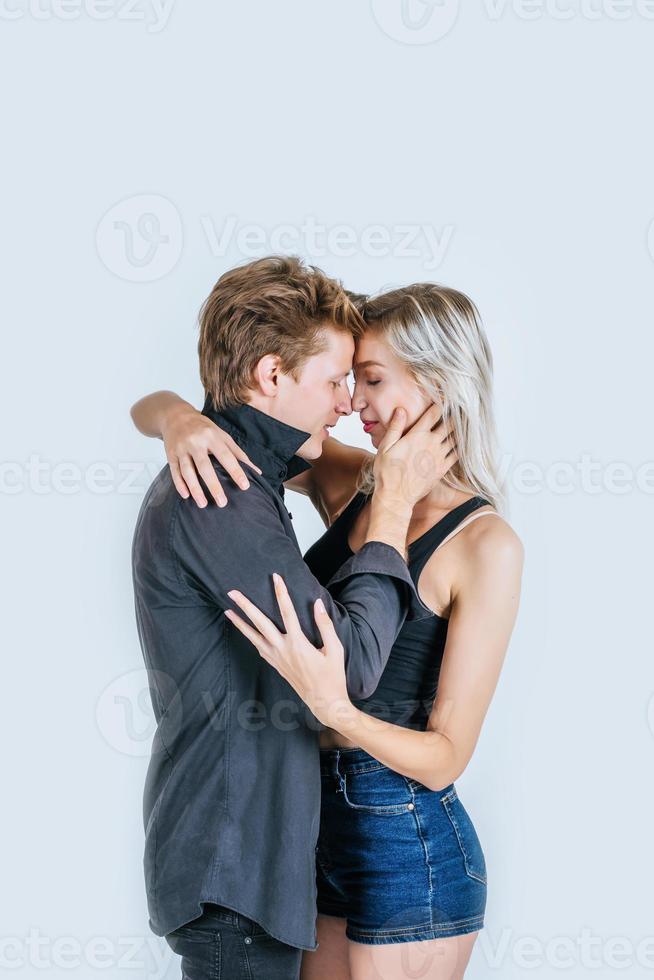 portret van gelukkige jonge paar liefde samen in de studio foto