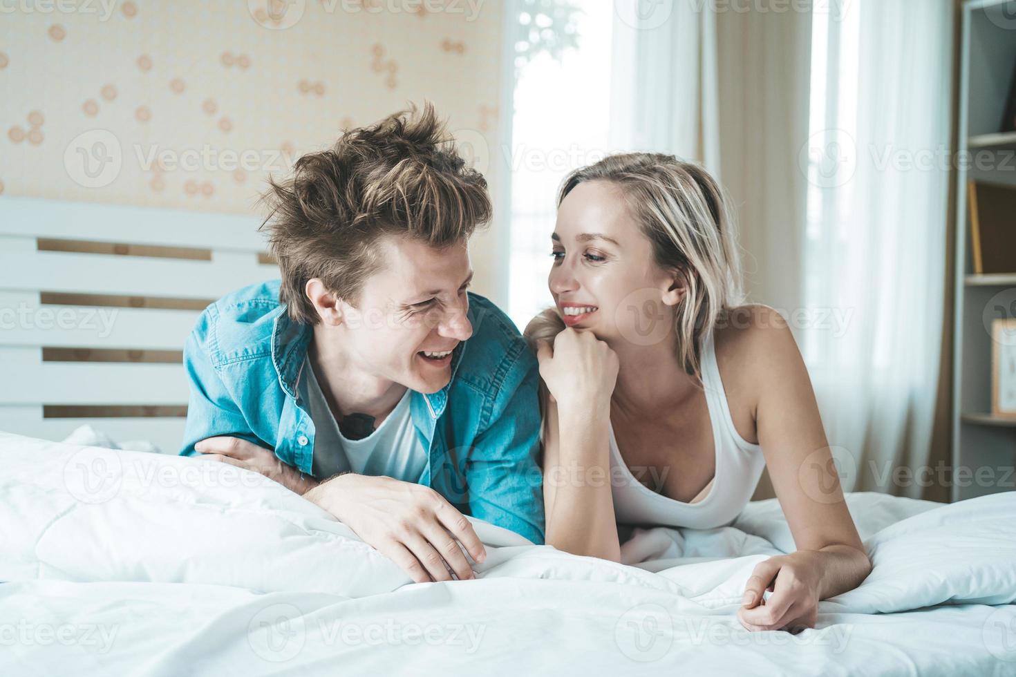 gelukkig paar samen in de slaapkamer foto