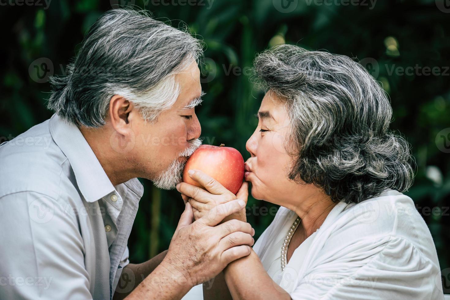 bejaarde echtpaar spelen en eten wat fruit foto