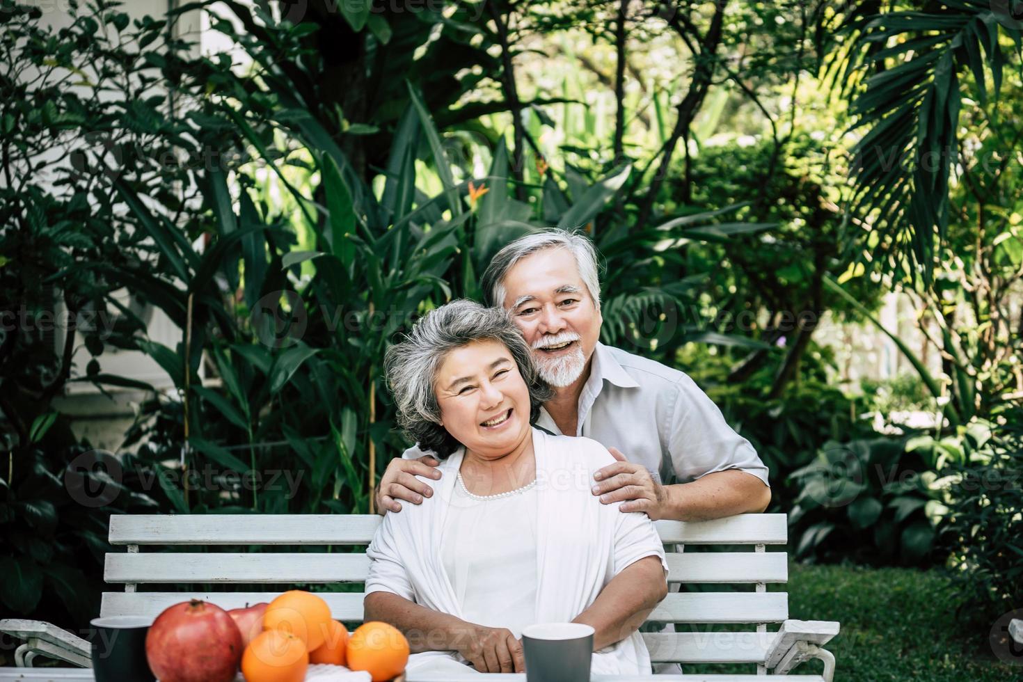 bejaarde echtpaar spelen en eten wat fruit foto