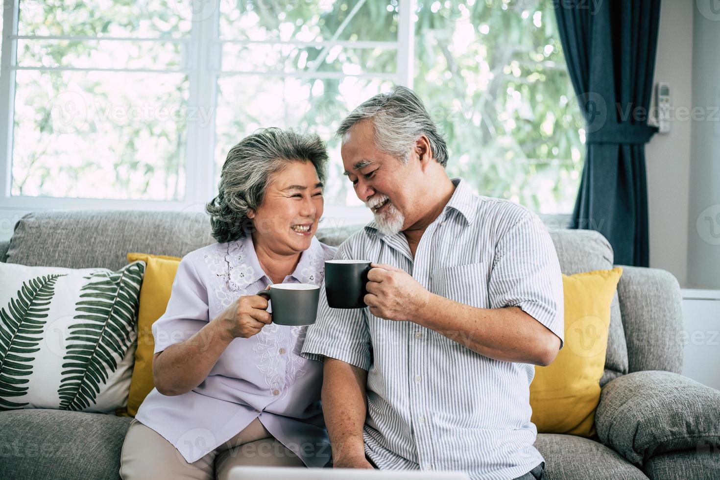 senior koppel samen in hun woonkamer foto