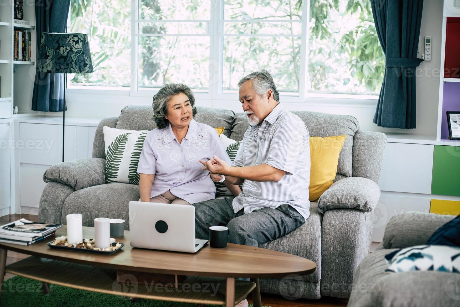 senior koppel samen in hun woonkamer foto