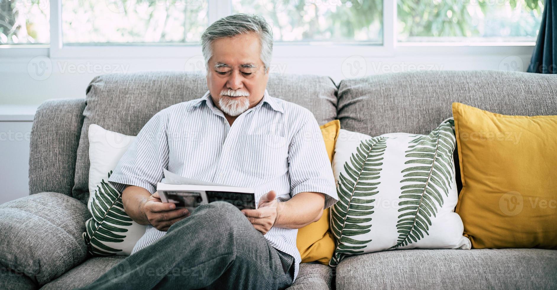 oude man lezen in de woonkamer foto