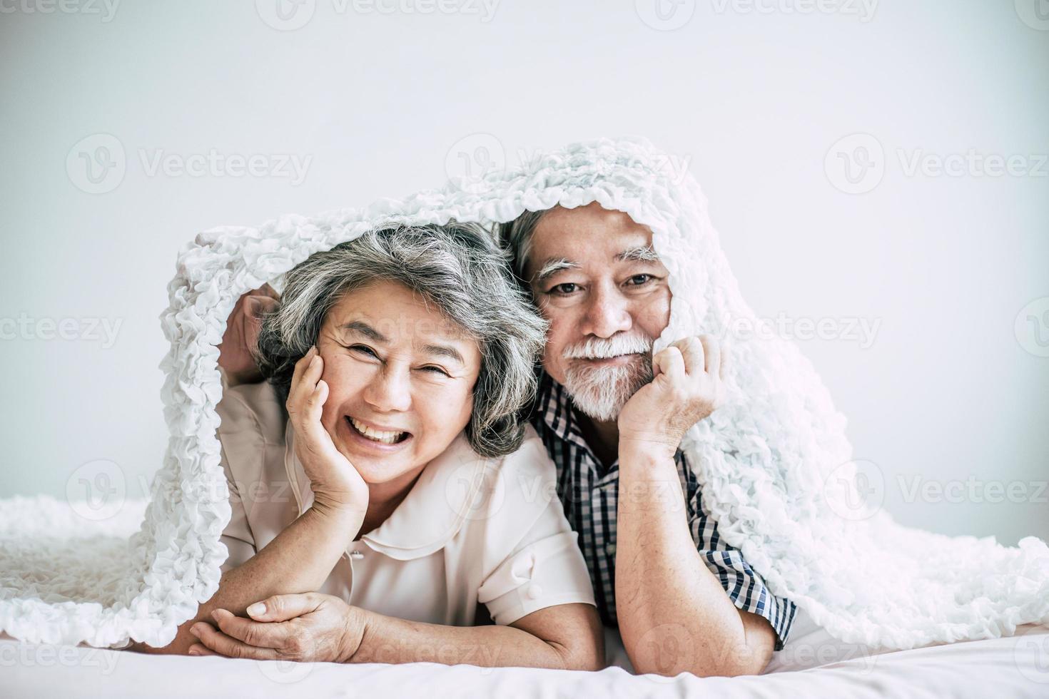 gelukkig hoger paar lachen in de slaapkamer foto