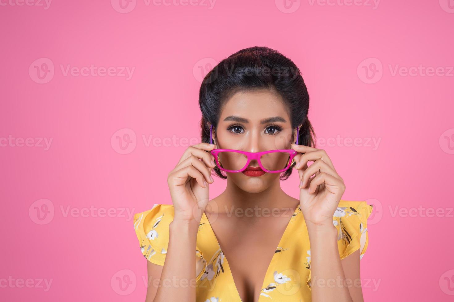 portret van modieuze vrouw met zonnebril foto