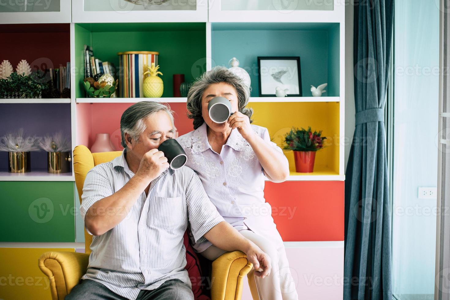 bejaarde echtpaar praten samen en drinken koffie of melk foto